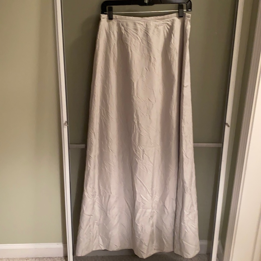 Beautiful silver crinkled material. Worn once.